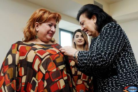 Հրանուշ Հակոբյանը պարգեւատրեց «Ծաղկազարդ» համույթը