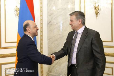 Armenian Premier discusses issues of strengthening Armenia-Diaspora ties with Rector of Haigazian University