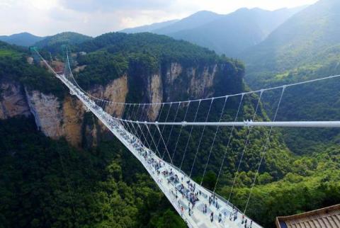 СМИ: самый длинный стеклянный мост в мире будет открыт 24 декабря в Китае