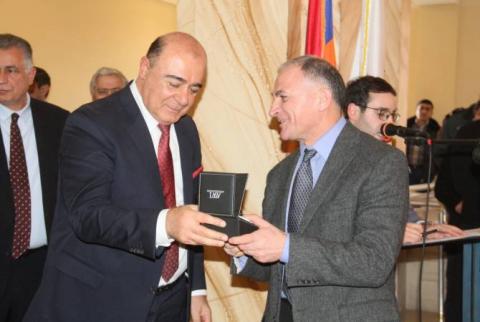Գյումրու քաղաքապետարանում պարգևատրվեցին լավագույն աշխատակիցներն ու գործընկեր կառույցների ներկայացուցիչները
