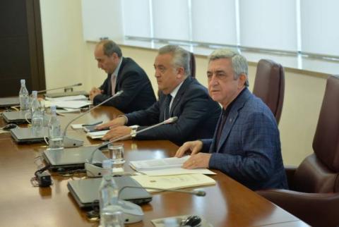 الرئيس سيرج سركيسيان يعقد مشاورات مع قيادة البنك المركزى الأرميني في مدينة ديليجان -بحضور رئيس البنك المركزي آرتور جافاديان-