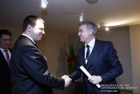 Armenian PM meets Estonian counterpart in Davos