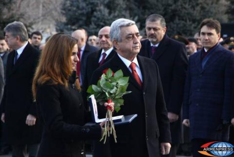  Նախագահ Սարգսյանն անձնվիրաբար զոհված վեց զինծառայողի ընտանիքներին հանձնեց հետմահու շնորհված պարգևները