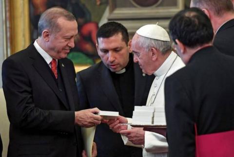 البابا يهدي الرئيس التركي ميدالية يصور عليها ملاك السلام وهو يخنق شيطان الحرب
