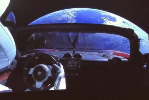 Илон Маск опубликовал видео с Tesla на орбите Земли