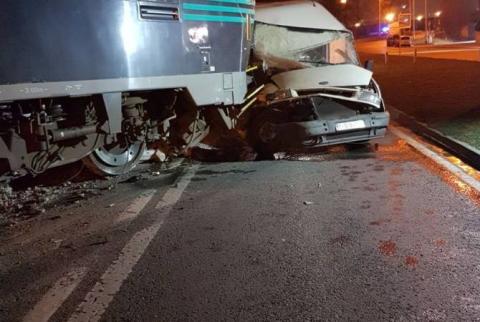 Поезд в Брюсселе выкатился на автотрассу