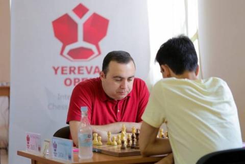 Тигран Петросян отстает от лидера на пол-очка