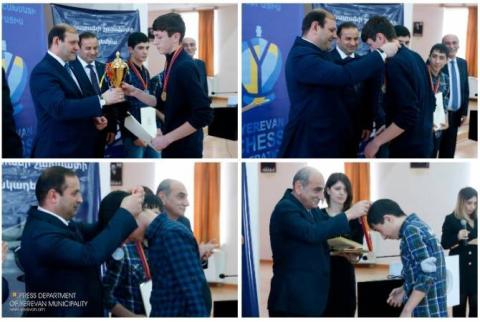 Քաղաքապետ Տարոն Մարգարյանը պարգևներ է հանձնել Երևանի 2018թ. շախմատի պատանեկան առաջնության հաղթողներին