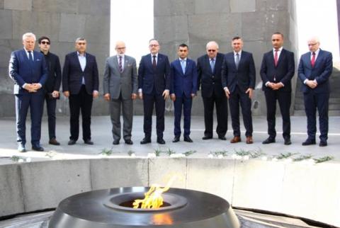 Լեհաստանի խորհրդարանական պատվիրակությունը հարգանքի տուրք մատուցեց Հայոց ցեղասպանության զոհերի հիշատակին