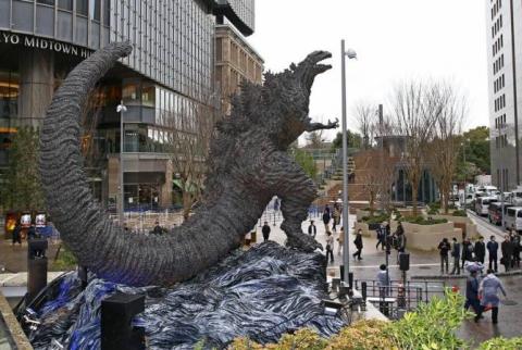 В Токио открыли памятник Годзилле