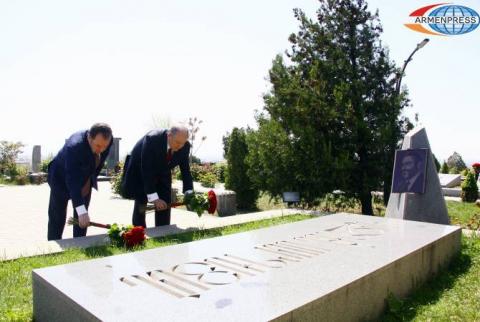 President Sarkissian honors fallen heroes in Yerablur Pantheon after inauguration 