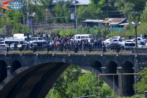 النائب المعارض نيكول باشينيان وحشده من المؤيدين يقومون بإغلاق جسر النصر وعدد من الشوارع في العاصمة يريفان