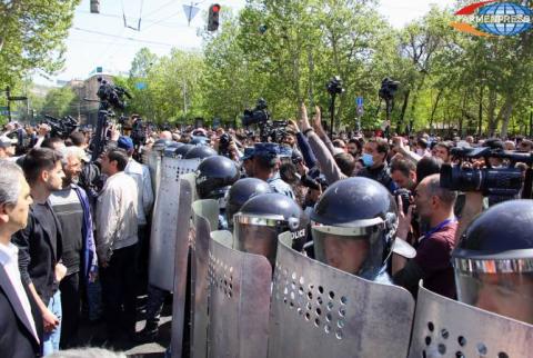 اعتقال 72 شخصاً و6 قاصرين من مواقع المظاهرات التي يقوم بها النائب المعارض نيكول باشينيان وأنصاره -حسبما أفادته شرطة يريفان-