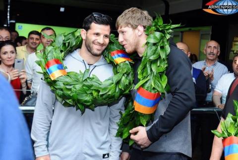 فريق أرمينيا للمصارعة الرومانية عاد إلى يريفان من بطولة أوروبا الأخيرة -بطلا العالم آرتور أليكسانيان وماكسيم مانوكيان أحرزا ذهبيتين، كارن أصلانيان نال برونزية-