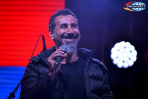 Serj Tankian watches Armenia parliament sitting in-person from media box