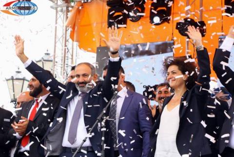 رئيس الوزراء نيكول باشينيان يزور ساحة الجمهورية بيريفان ويلقي كلمة أمام المجتمعين -سأخدم الشعب الأرمني، مواطني جمهورية أرمينيا وآرتساخ-صور-