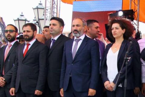 Мандат Никола Пашиняна в парламенте может перейти Алену Симоняну