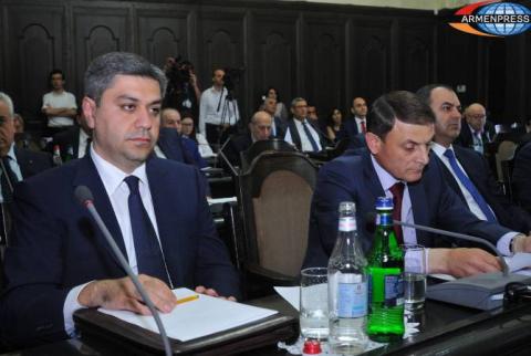 Armenian Prime Minister introduces new Police Chief, National Security Service director to staffs 
