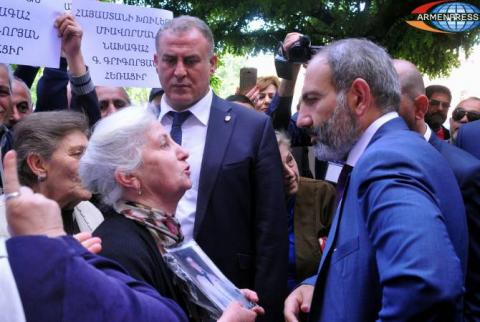 رئيس الوزراء نيكول باشينيان يقترب من المتظاهرين قبل أول جلسة حكومية له ويستمع إلى مطالبهم-صور-