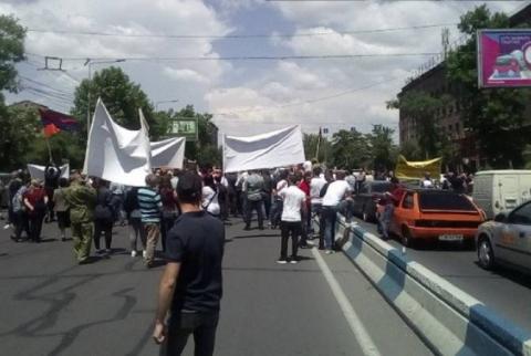 ՊՊԾ գնդի գործով մեղադրյալների աջակիցները բացել են Արշակունյաց պողոտան