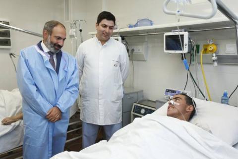 رئيس الوزراء نيكول باشينيان يزور المشفى العسكري المركزي اليوم ويلتقي الجندي المصاب من اعتداء أذربيجاني- شامال بيتروسيان -صور-