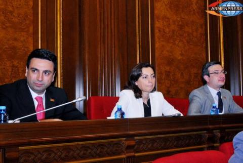 Ալեն Սիմոնյանը «Ելք» խմբակցության ղեկավարի պաշտոնում տեսնում է Լենա Նազարյանին