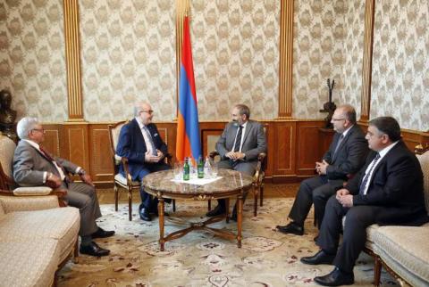 Գառնիկ Մկրտչյանը Փաշինյանին է ներկայացրել ՀՄԸՄ 100-ամյակին նվիրված միջոցառումների ծրագիրը