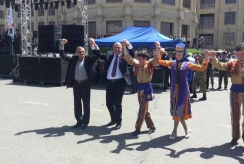 Առաջին Հանրապետության 100-ամյակը Գյումրիում նշվեց զինվորական շքերթով և միասնության շուրջպարով