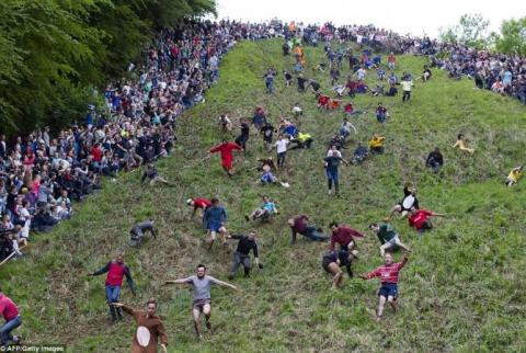 Сотни англичан покатились с холма за головкой сыра