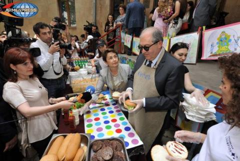 Burger #1: Well-done, with presidency flavor: Sarkissian barbecues meat at children’s party 