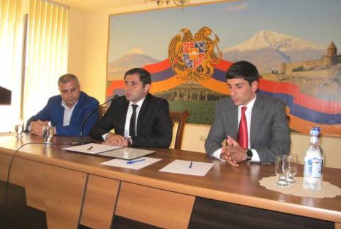 Սուրեն Պապիկյանը ներկայացրել է Արարատի նորանշանակ մարզպետին