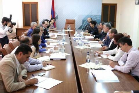 Armenian economy, investments minister meets with EU official 