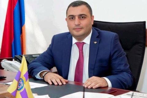 Էջմիածնի քաղաքապետն իր հրաժարականը պահանջողներին հրավիրում է ձեռք սեղմելու 