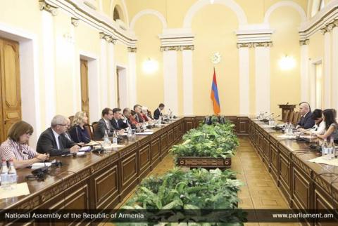 Демократия – важный фактор стабильности и мира на Южном Кавказе: Армен Ашотян