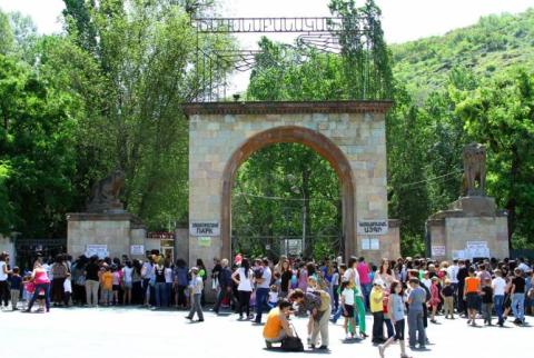 Despite ongoing tuberculosis-zoonosis probe, Yerevan Zoo wants to help animals found at arrested MP's decadent private zoo in Ejmiatsin 