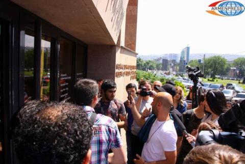 Anti-mayor demonstration blocks Yerevan City Hall entrance for hours 
