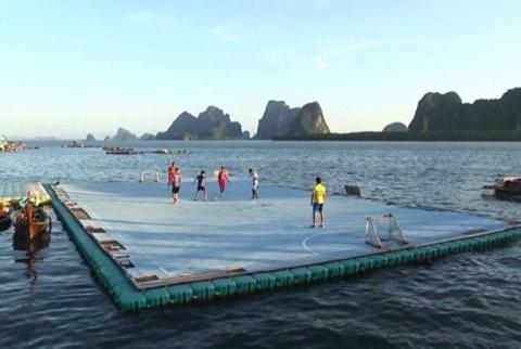Թաիլանդում ձկնորսների երեխաները ֆուտբոլի դաշտ են կառուցել ծովում