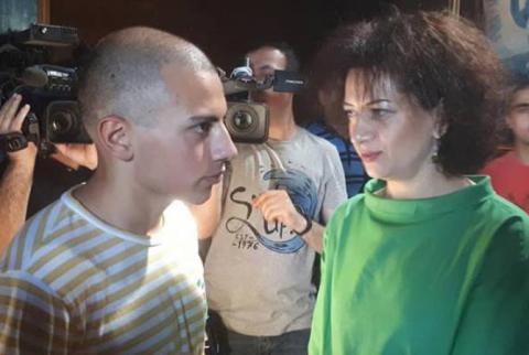 Сын Никола Пашиняна отбывает на службу: он на сборном пункте