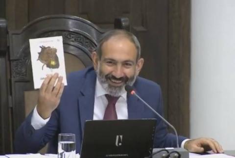 Վարչապետը ներկայացրեց նվեր ստացած գրքերն ու խորհուրդ տվեց ծննդյան տոներին միմյանց գիրք նվիրել