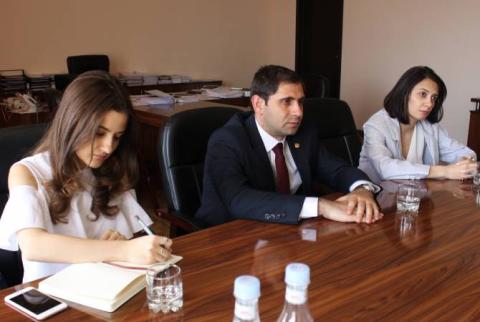 ՀՀ տարածքային կառավարման և զարգացման նախարար Սուրեն Պապիկյանը հանդիպել է ԱՀ գյուղատնտեսության նախարար Ժիրայր Միրզոյանին