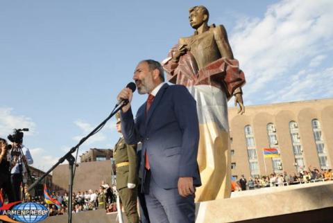 ولد لتحقيق مهمة عظيمة ونجح، يجب النظر لعينيه والقول بأننا أسياد مهمته وانتصاره على قيد الحياة -رئيس الوزراء نيكول باشينيان بافتتاح تمثال مؤسس جمهورية أرمينيا ال1 آرام مانوكيان-فيديو- 