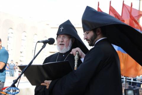 Ամենայն Հայոց Կաթողիկոսը խորհրդանշական է համարում Արամ Մանուկյանի արձանի բացումը Հայաստանի առաջին հանրապետության 100-ամյակի տարում
