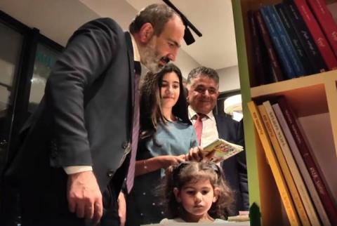 رئيس الوزراء نيكول باشينيان وابنتاه  يزورون فرع أبوفيان لشبكة مكاتب «زانكاك» للكتب مع وزير التربية أرايك هاروتيونيان ووزيرة الثقافة ليليت ماكونتس -فيديو-