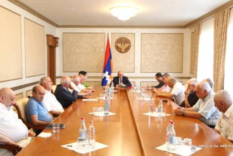 Բակո Սահակյանը հանդիպել է Արցախյան շարժման մի խումբ ակտիվիստների հետ
