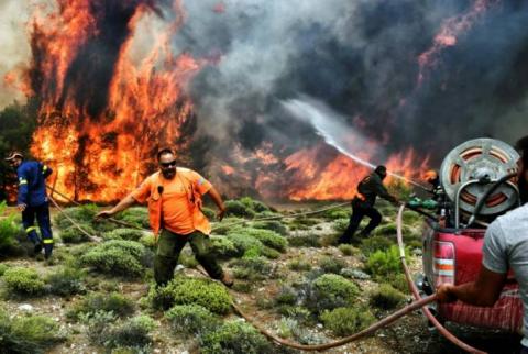 Число жертв пожаров в Греции достигло 74