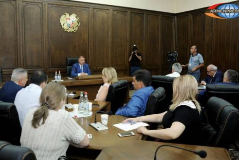 Պատգամավորները, կառավարությունն ու գործատուները քննարկում են համայնքների համաչափ զարգացման խնդիրները 
