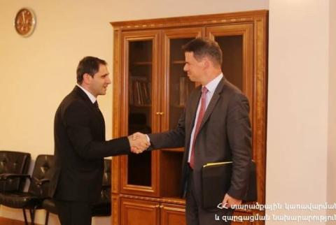  Նախարար Սուրեն Պապիկյանն ընդունել է Հայաստանում Ֆրանսիայի արտակարգ և լիազոր դեսպան Ջոնաթան Լաքոտին