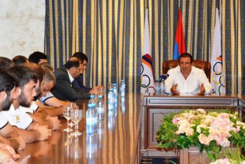 Գագիկ Ծառուկյանը հանդիպել է ըմբշամարտի Հայաստանի երիտասարդական հավաքականի անդամների հետ