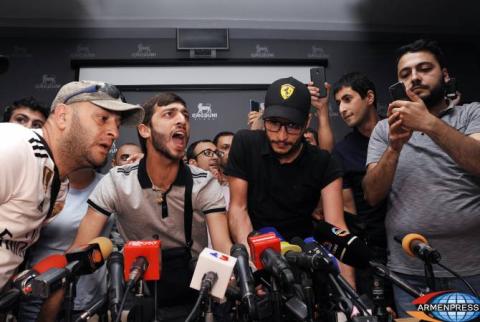 Citizens hold protest, enter hall where ex-President Kocharyan is expected to hold press conference