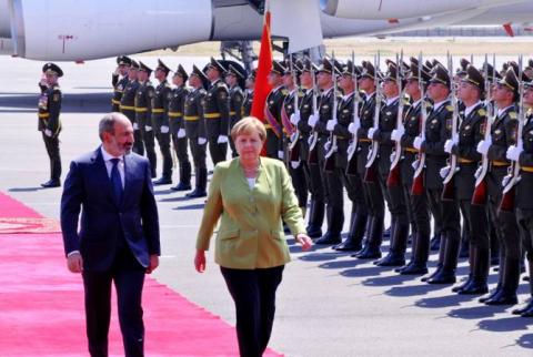 المستشارة الألمانية أنجيلا ميركل تصل لأرمينيا ويستقبالها رئيس الوزراء الأرميني نيكول باشينيان في مطار زفارتنوتس الدولي